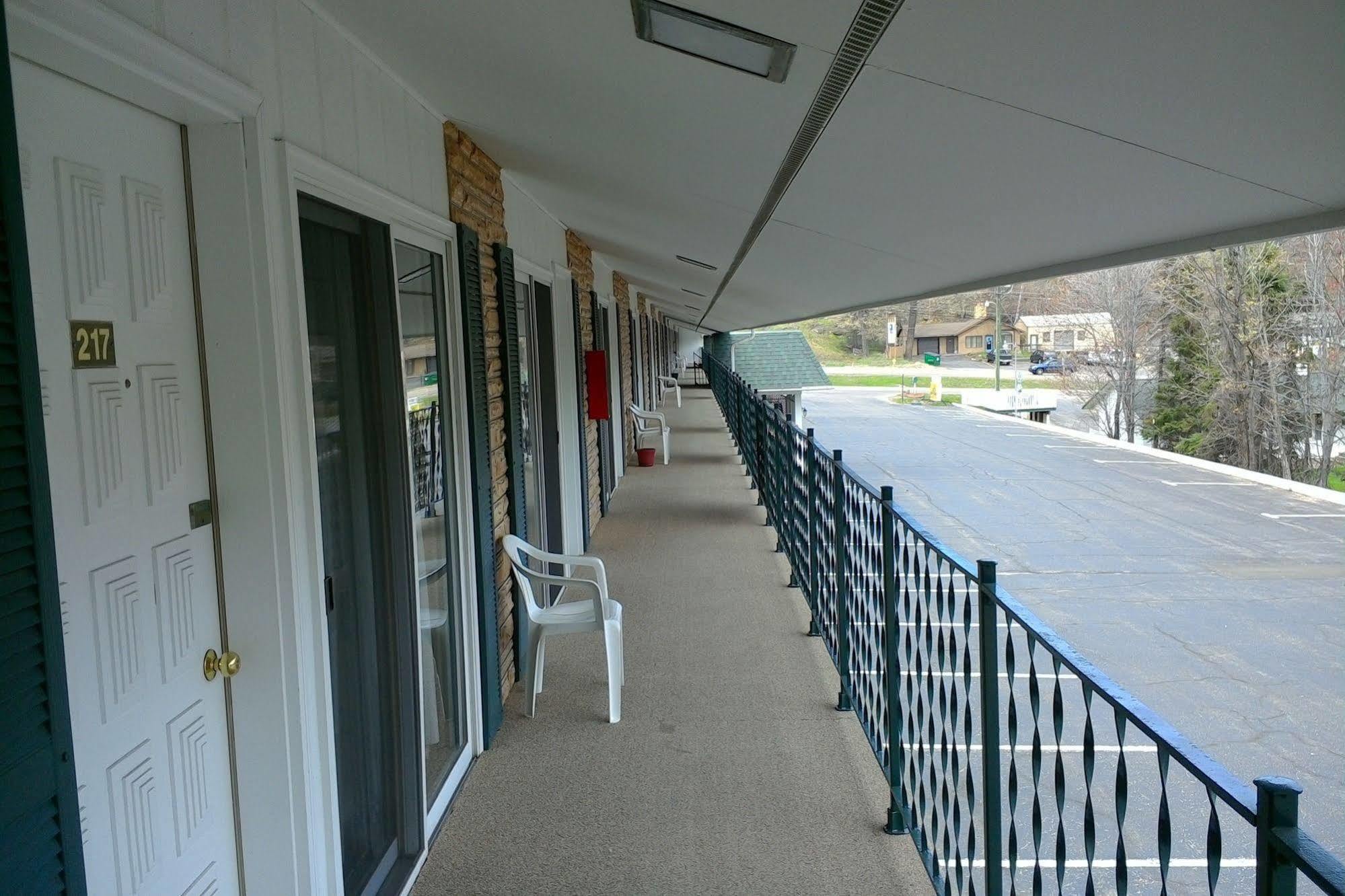 Brentwood Motor Inn Marquette Buitenkant foto