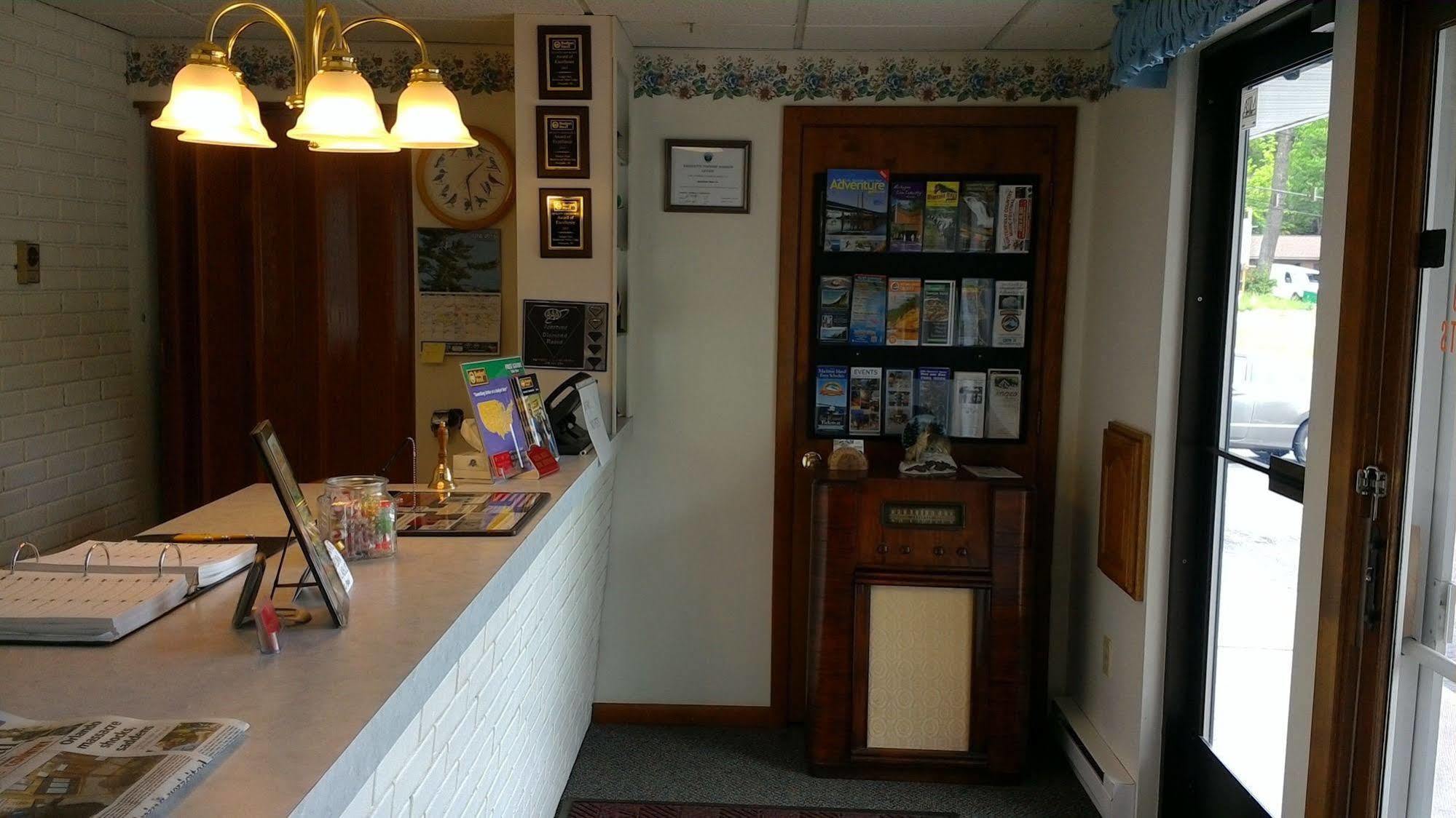 Brentwood Motor Inn Marquette Buitenkant foto