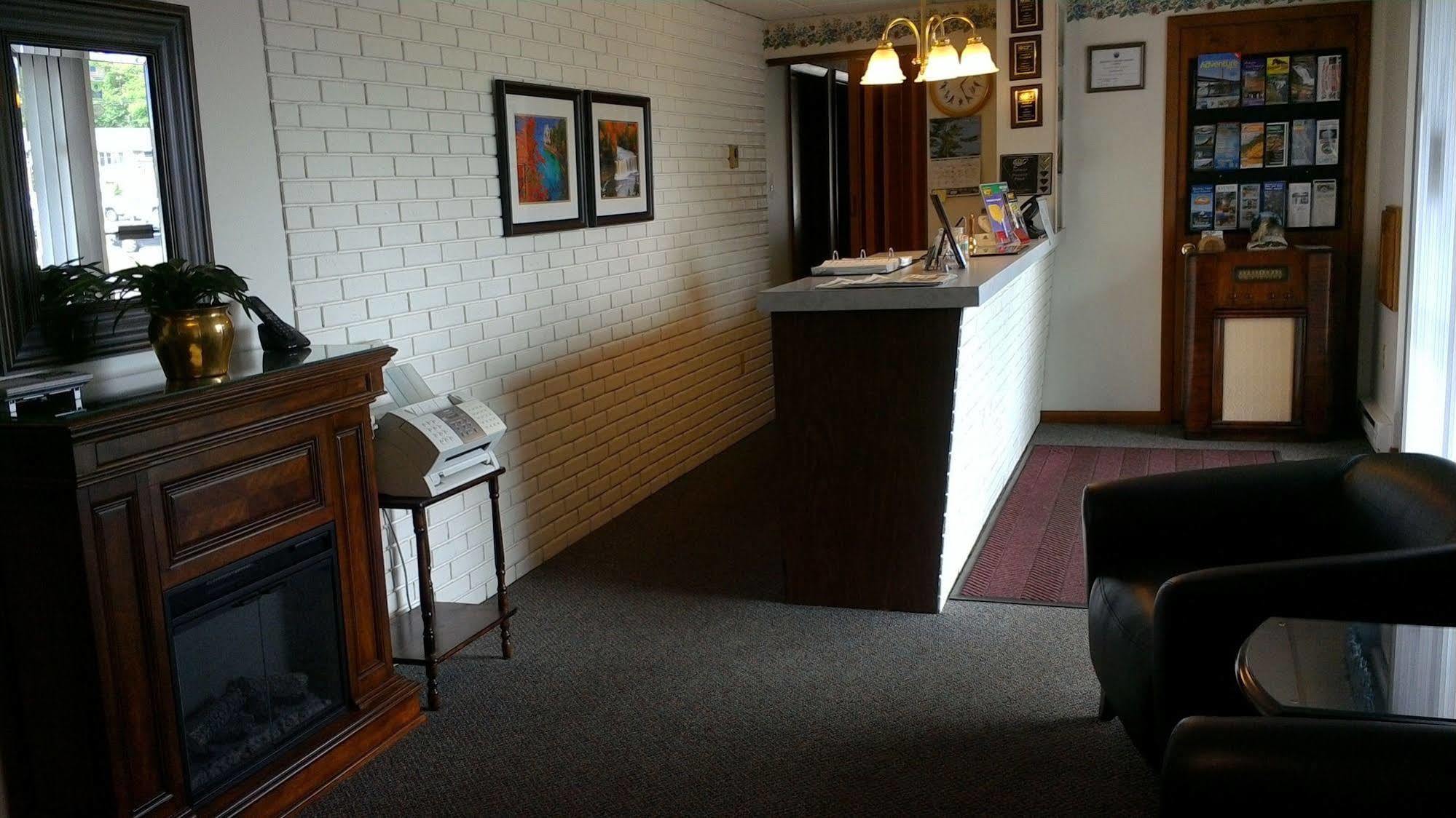 Brentwood Motor Inn Marquette Buitenkant foto